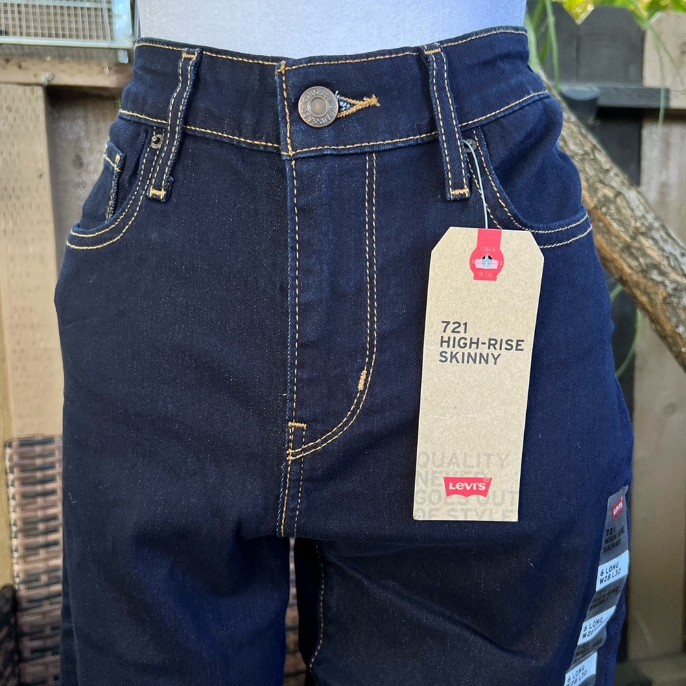 Levi's high-rise skinny jeans in navy blue